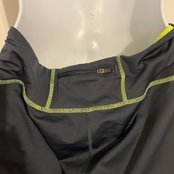 UNDER ARMOUR Capri Leggings! - Picture 3 of 4